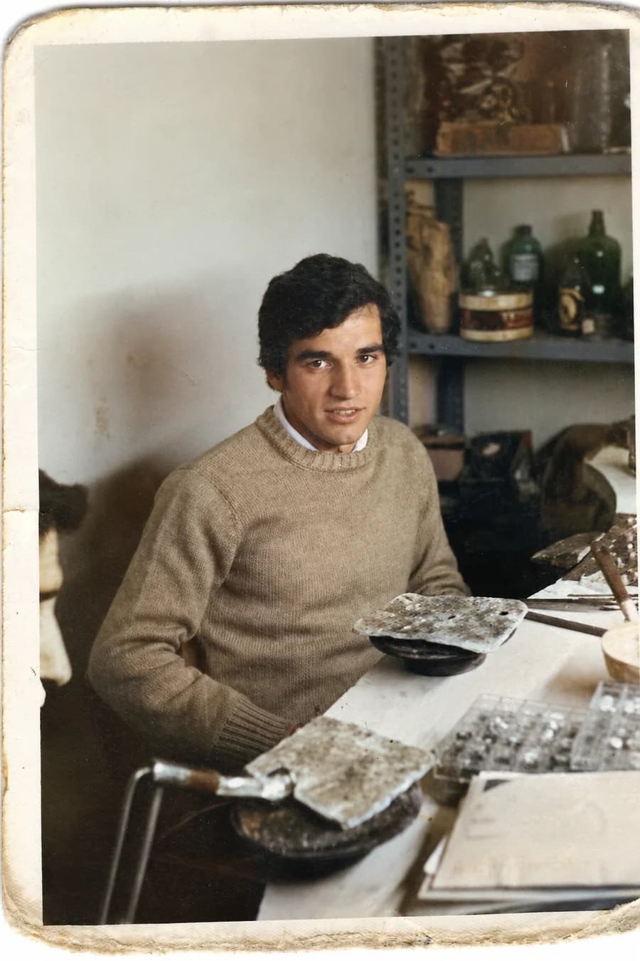 José Mije Díaz en su mesa de joyero, fotografía familiar restaurada y coloreada