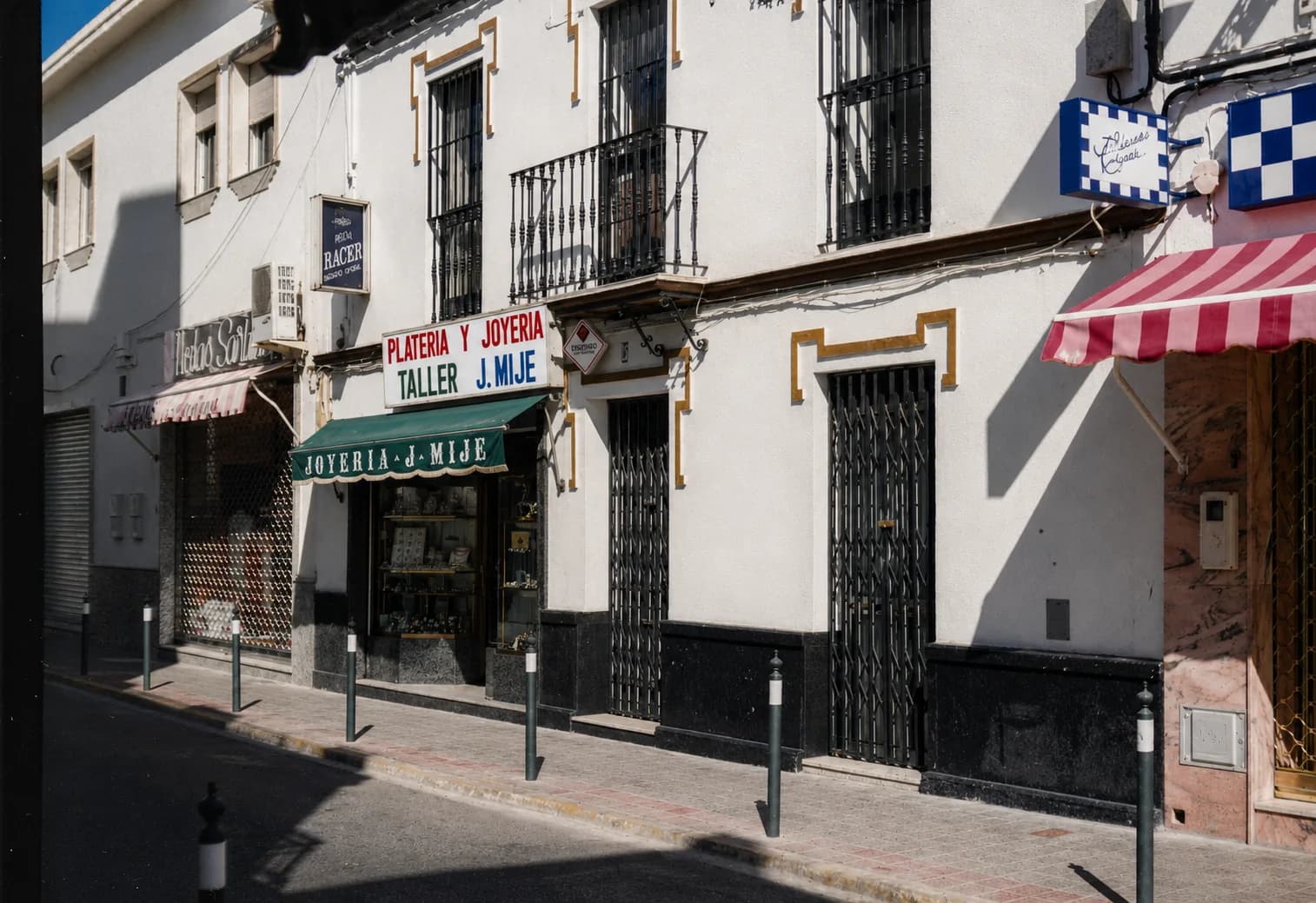 Vista histórica restaurada de la antigua joyería J. Mije en la calle Santa Cruz