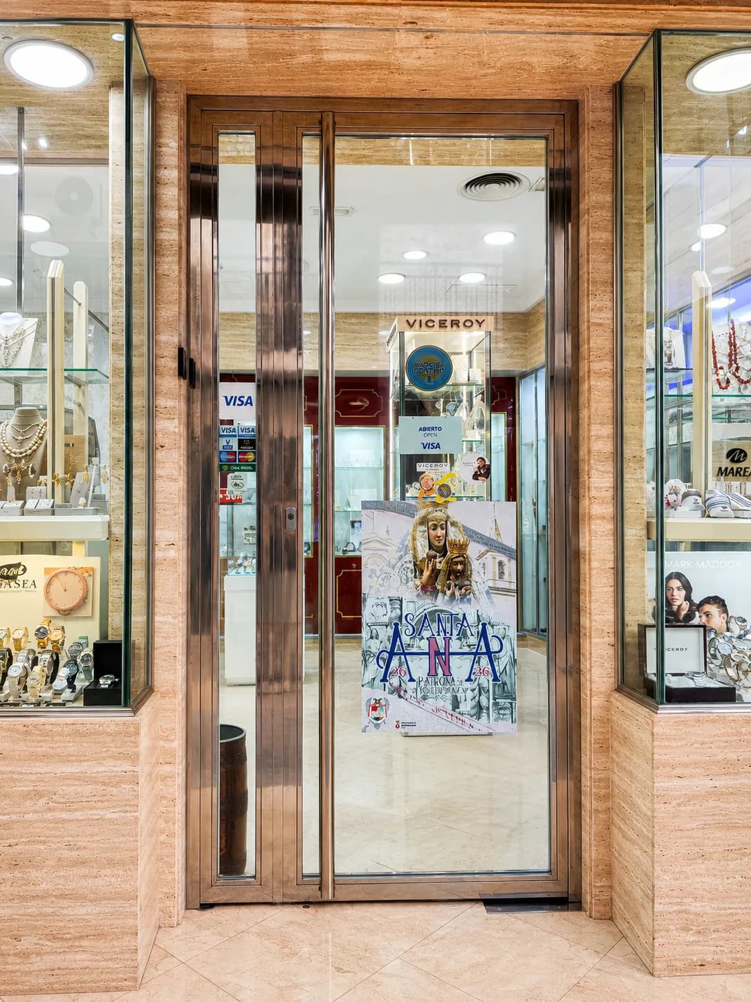 Entrada actual de J. Mije Joyeros vista desde el pasillo comercial