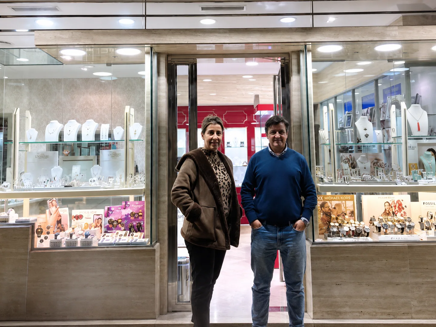 Los hijos de José Mije, actuales propietarios de J. Mije Joyeros, ante la entrada de la tienda