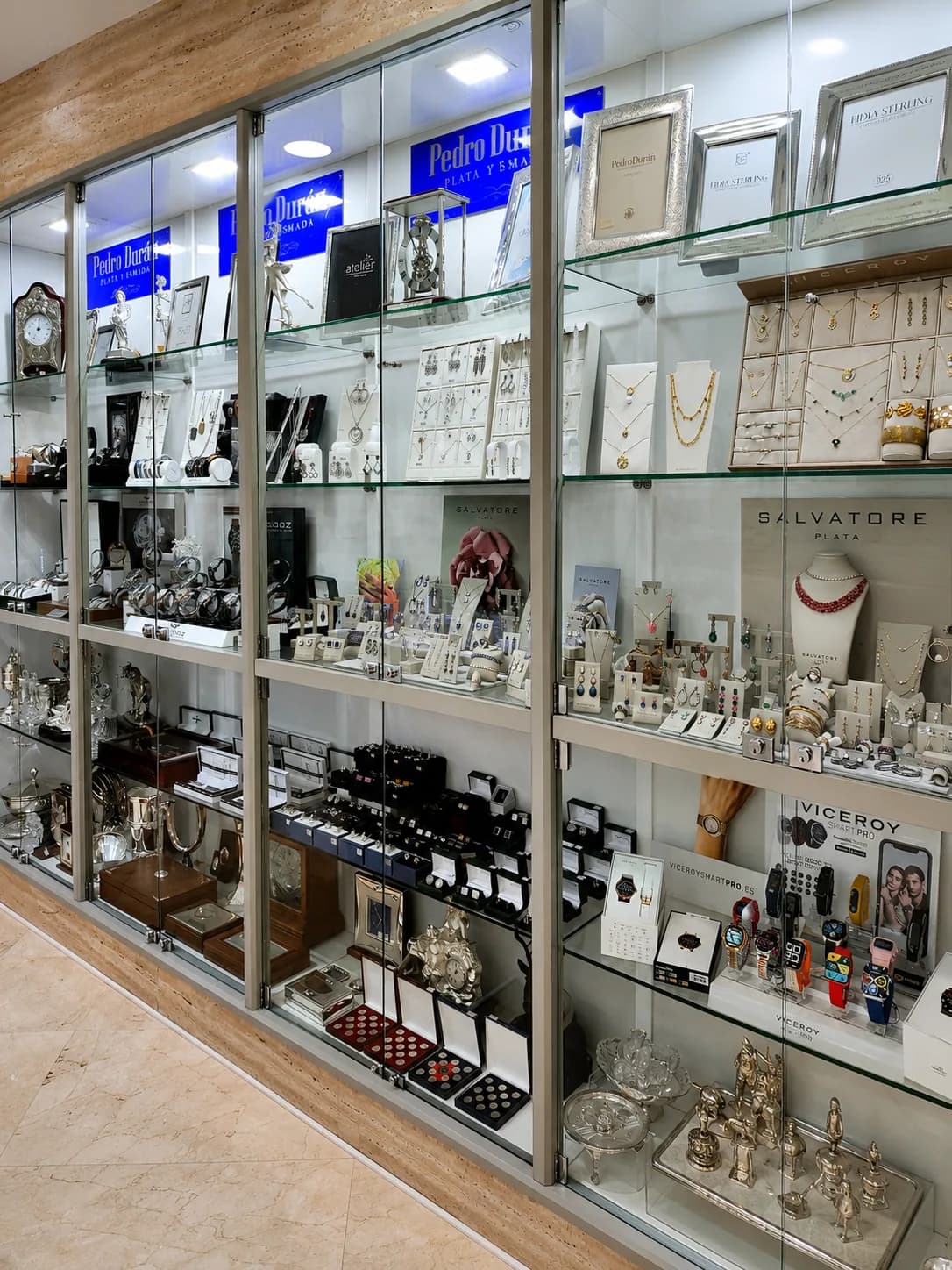 Vitrina mural de plata, relojería y objetos de regalo