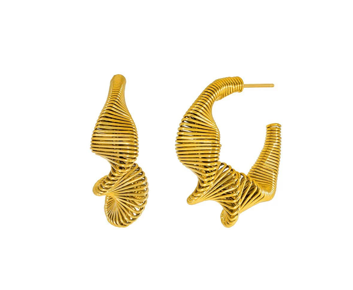 Pendientes dorados de diseño escultórico